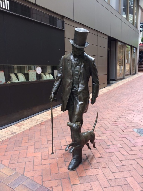 man_dog_sculpture_wellington
